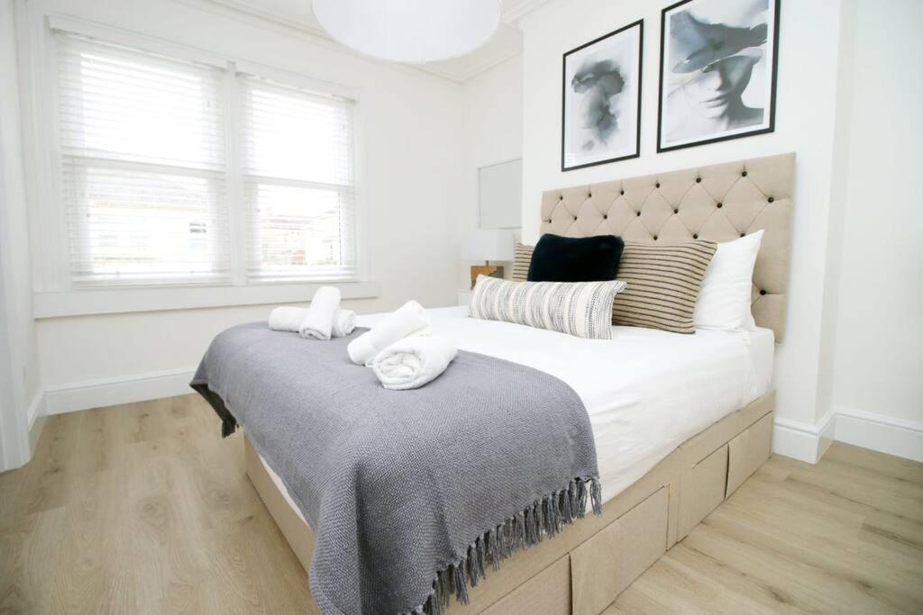 Station Road By Mia Living Stunning Modern 4 Bedroom House Free Onstreet Parking Bath Exterior photo