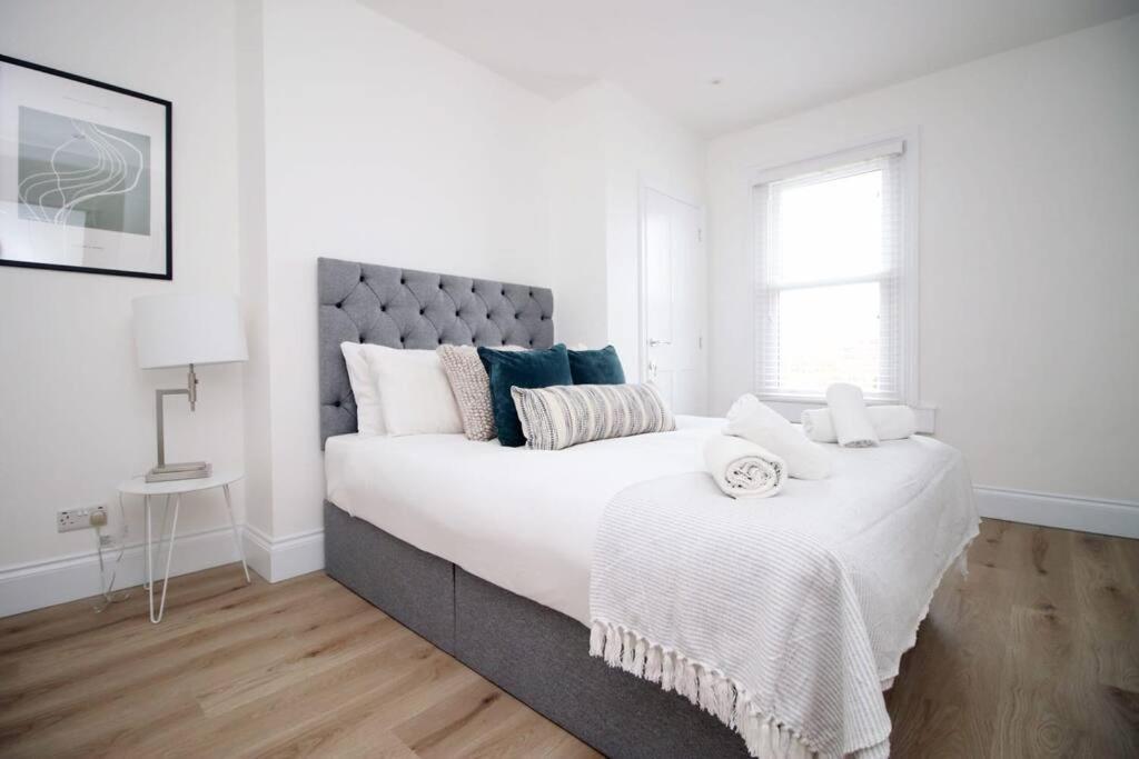 Station Road By Mia Living Stunning Modern 4 Bedroom House Free Onstreet Parking Bath Exterior photo